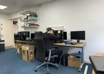 Tekniker ved arbejdsstation i kontoret